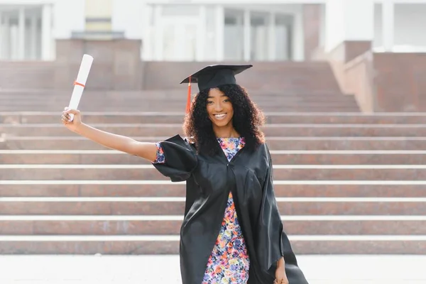 Allegro Afro Americano Laureato Donna Piedi Fronte All Edificio Universitario — Foto Stock