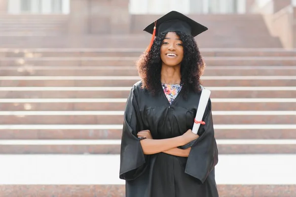 Spännande Afroamerikansk Kvinna Sin Examen — Stockfoto