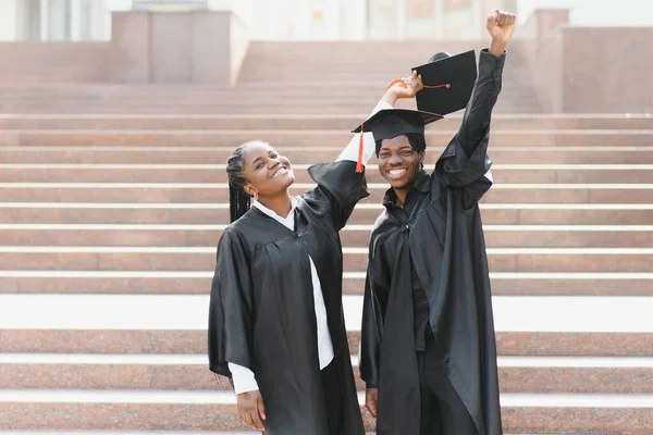 Jeunes Diplômés Universitaires Optimistes Obtention Leur Diplôme — Photo