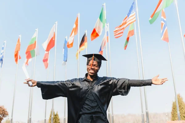 Счастливый Афроамериканец Выпускник Колледжа Церемонии — стоковое фото