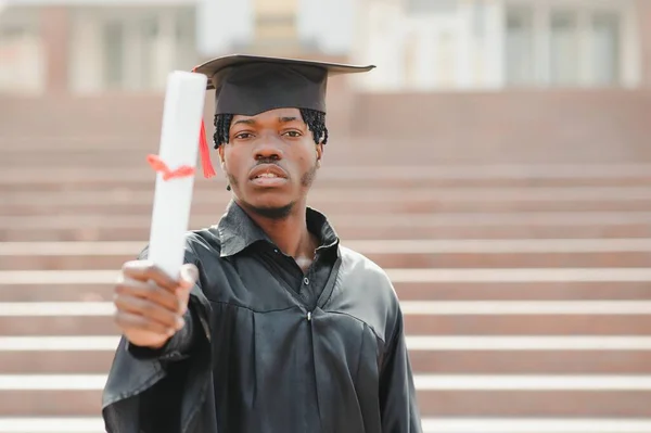 Ung Afrikansk Manlig Examen Stående Framför Universitetshuset — Stockfoto