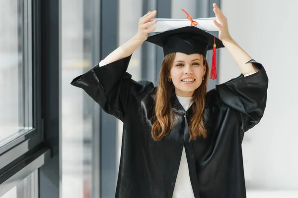 Retrato Mujer Feliz Día Graduación Universidad Educación Personas — Foto de Stock