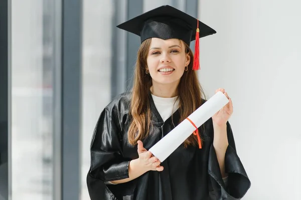 Graduación Estudiante Pie Con Diploma — Foto de Stock