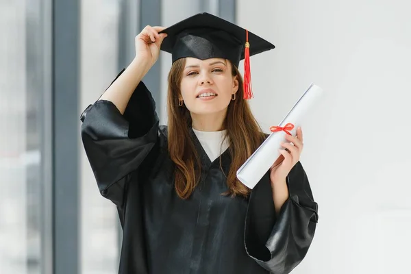 在大学毕业的日子里 她是个很快乐的女人 教育和人 — 图库照片