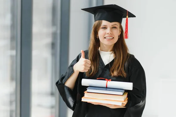 Graduazione Studente Piedi Con Diploma — Foto Stock