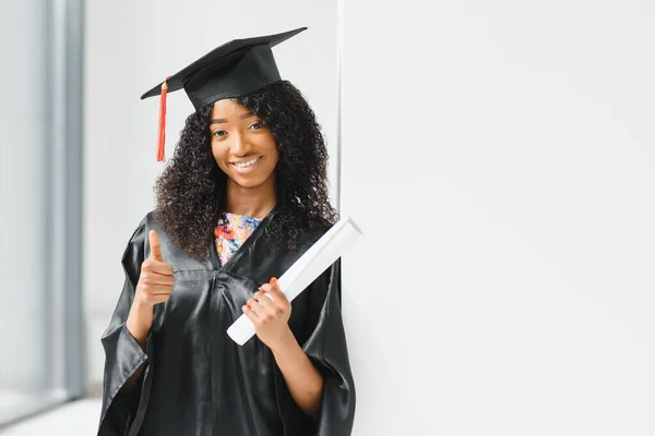 Porträtt Vackra Afroamerikanska Examen — Stockfoto