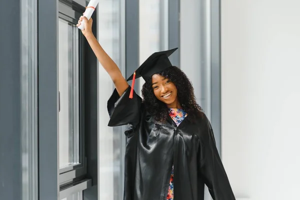 Joyeuse Étudiante Afro Américaine Diplômée Avec Diplôme Main — Photo