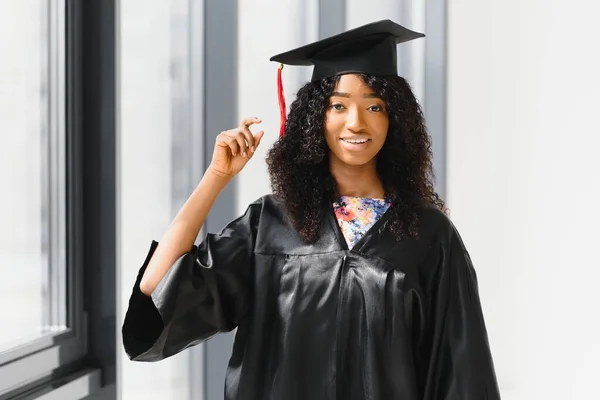 Vacker Afrikansk Kvinna Student Med Examen Certifikat — Stockfoto