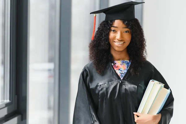 卒業式で興奮したアフリカ系アメリカ人女性 — ストック写真