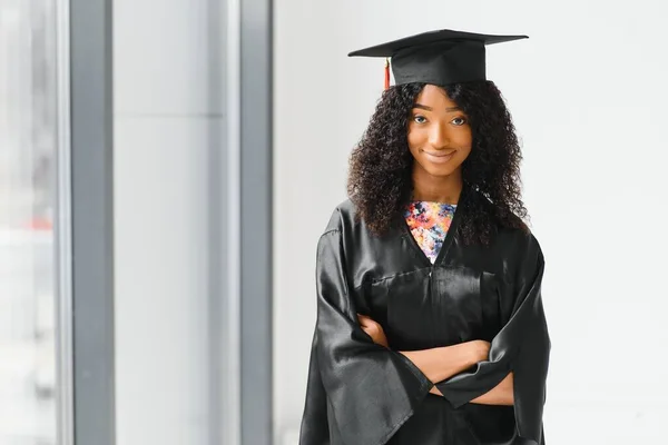 Emocionado Mujer Afroamericana Graduación —  Fotos de Stock