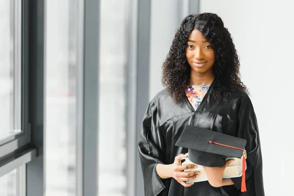 Porträtt Vackra Afroamerikanska Examen — Stockfoto