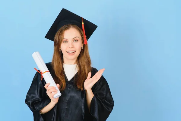 Žena Postgraduální Student Nosí Maturitní Klobouk Šaty Modrém Pozadí — Stock fotografie