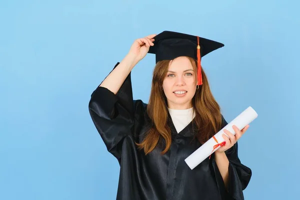 Mujer Estudiante Posgrado Con Sombrero Graduación Vestido Sobre Fondo Azul — Foto de Stock