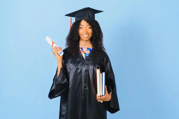 Afroamerikanerin Schöne Frau Schwarzem Gewand Und Hut Auf Blauem Hintergrund — Stockfoto