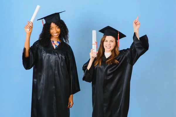 Mezuniyetlerini Diplomalarla Kutlayan Iki Genç Kadın — Stok fotoğraf