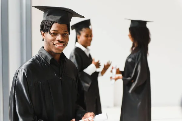 Groep Van Afrikaanse Amerikaanse Afgestudeerde Studenten — Stockfoto