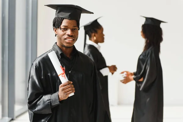 Optimista Fiatal Egyetemi Diplomások Diplomaosztón — Stock Fotó