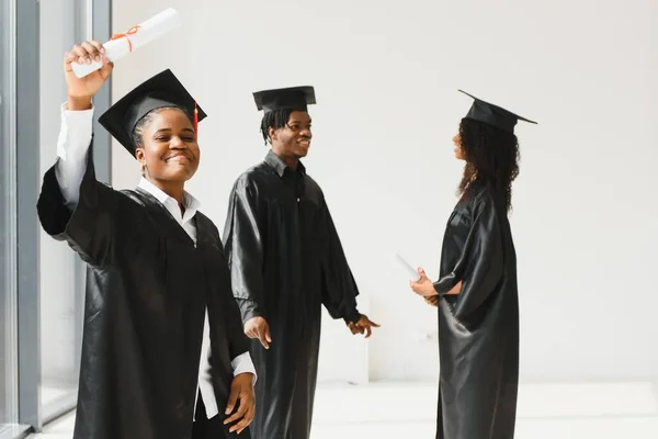 Αισιόδοξοι Νέοι Απόφοιτοι Πανεπιστημίου Στην Αποφοίτηση — Φωτογραφία Αρχείου