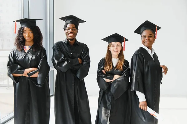 Ritratto Laureati Multirazziali Possesso Diploma — Foto Stock