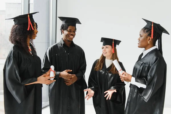 Optimistische Jonge Universitaire Afgestudeerden Bij Afstuderen — Stockfoto