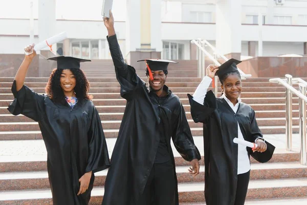 Optimistische Jonge Universitaire Afgestudeerden Bij Afstuderen — Stockfoto