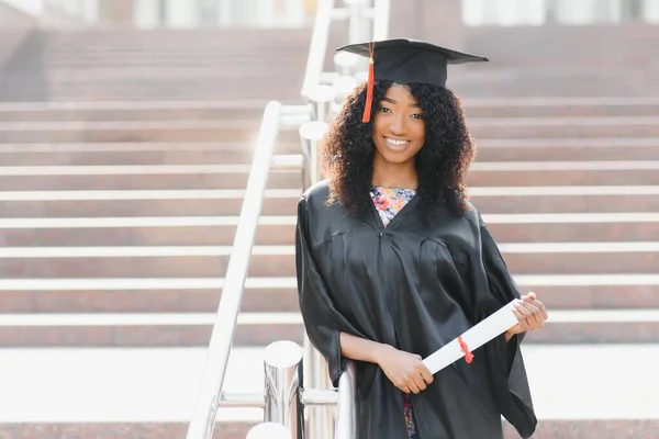 Glad Afro Amerikan Kvinna Examen Står Framför Universitetshuset — Stockfoto