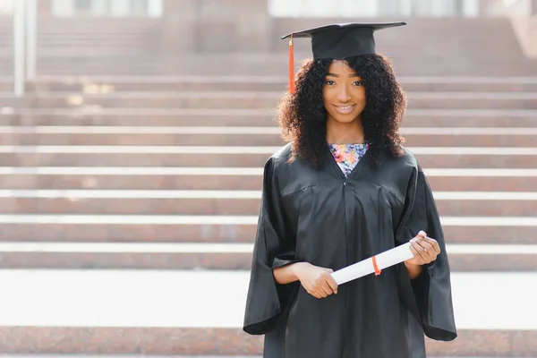 Vrolijk Afrikaans Amerikaans Afgestudeerde Student Met Diploma Haar Hand — Stockfoto