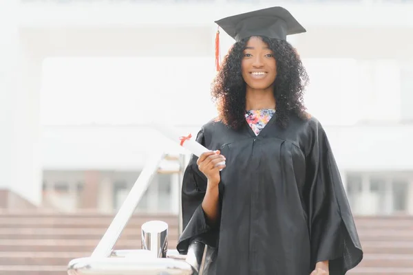 Radosna Afro Amerykańska Absolwentka Stojąca Przed Budynkiem Uniwersyteckim — Zdjęcie stockowe