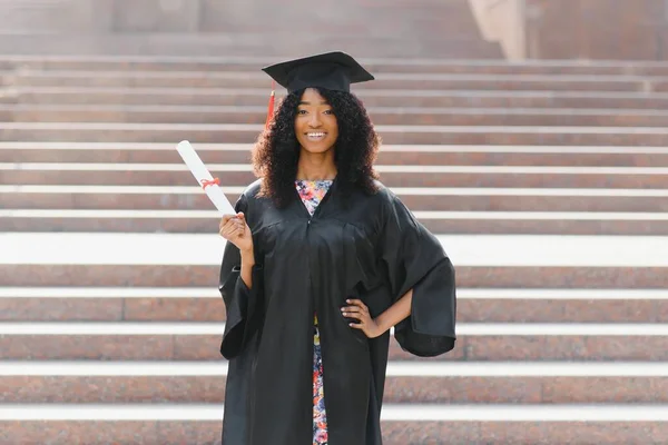 Porträtt Vackra Afroamerikanska Examen — Stockfoto