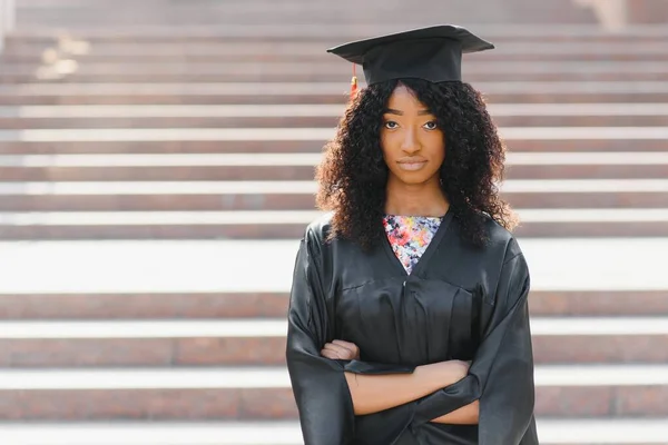 Fröhliche Afroamerikanische Absolventin Steht Vor Universitätsgebäude — Stockfoto