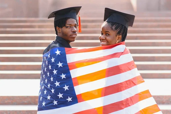 Onderwijs Afstuderen Mensen Concept Gelukkige Internationale Studenten Mortierplanken Vrijgezellenjurken Met — Stockfoto