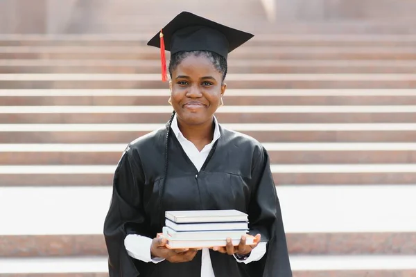 Χαρούμενη Αφρο Αμερικανίδα Απόφοιτος Στέκεται Μπροστά Από Κτίριο Του Πανεπιστημίου — Φωτογραφία Αρχείου