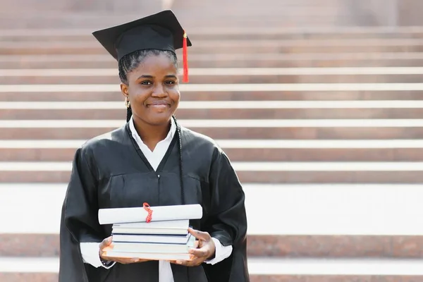 Vrolijk Afrikaans Amerikaans Afgestudeerde Student Met Diploma Haar Hand — Stockfoto
