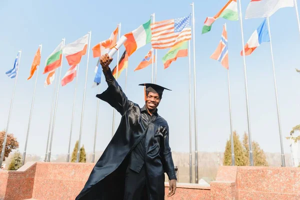 Счастливый Афроамериканец Выпускник Колледжа Церемонии — стоковое фото