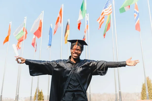 Uomo Sorridente Alla Celebrazione Del Diploma Universitario — Foto Stock