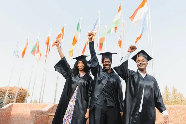 Jeunes Diplômés Universitaires Optimistes Obtention Leur Diplôme — Photo