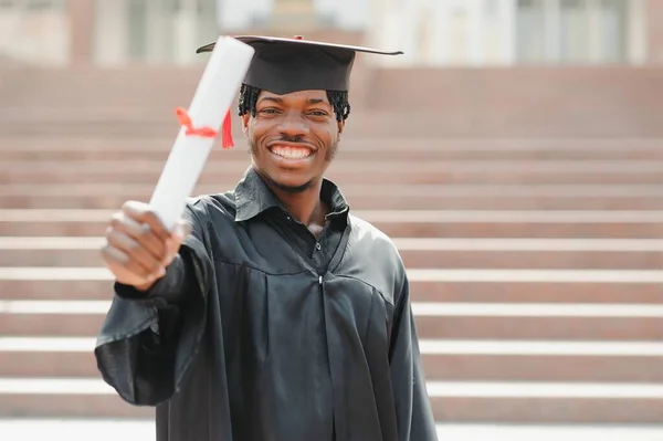幸せなアフリカ系アメリカ人男性大学卒業式で — ストック写真