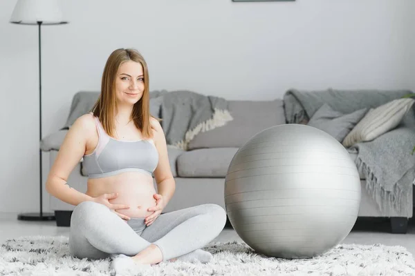 Ung Gravid Kvinna Som Utövar Yoga Med Passform Boll Hemma — Stockfoto