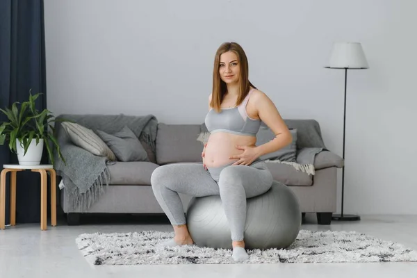 Young Pregnant Woman Exercising Yoga Fit Ball Home — Fotografia de Stock