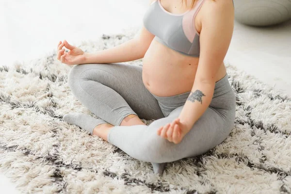 Bella Donna Incinta Seduta Sul Tappetino Yoga Soggiorno Pratica Della — Foto Stock