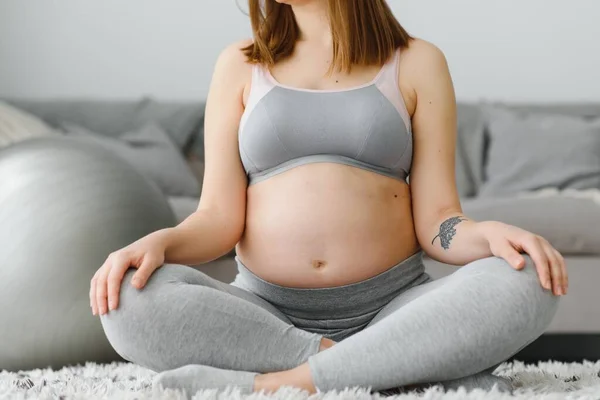 Primo Piano Colpo Donna Incinta Irriconoscibile Meditando Casa Signora Expetcant — Foto Stock