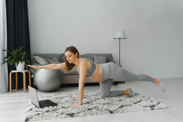 Concepto Yoga Fitness Para Embarazo Saludable Mujer Joven Embarazada Yoga —  Fotos de Stock