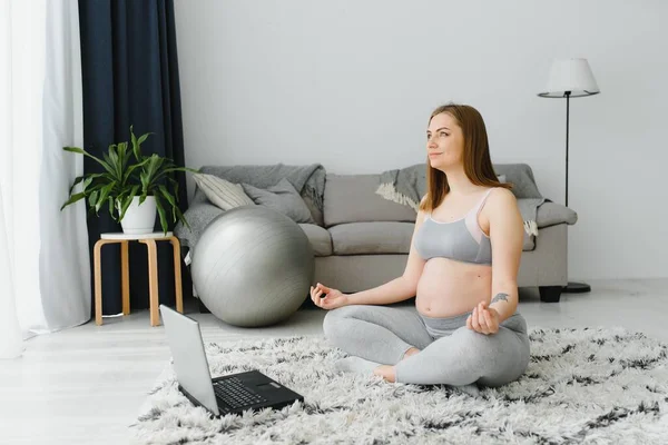 Ung Gravid Kvinna Gör Yoga Inomhus — Stockfoto