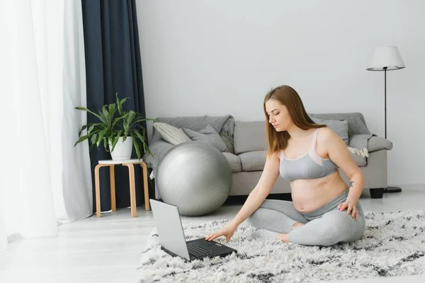 Gravid Kvinna Utövar Yoga Hemma Med Laptop Förväntad Mamma Gör — Stockfoto