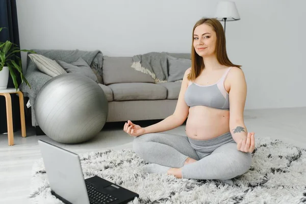 Giovane Donna Incinta Fare Yoga Chiuso — Foto Stock