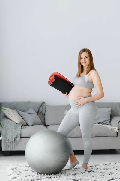 Portrait Une Belle Femme Enceinte Souriante Tenant Tapis Yoga Roulé — Photo