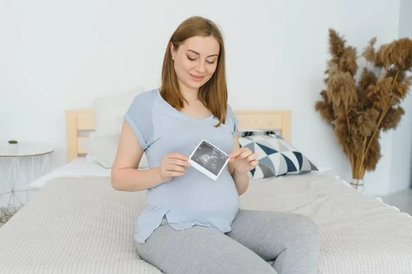 Schwangere Betrachtet Ihre Baby Sonografie Glückliche Werdende Dame Genießt Erstes — Stockfoto