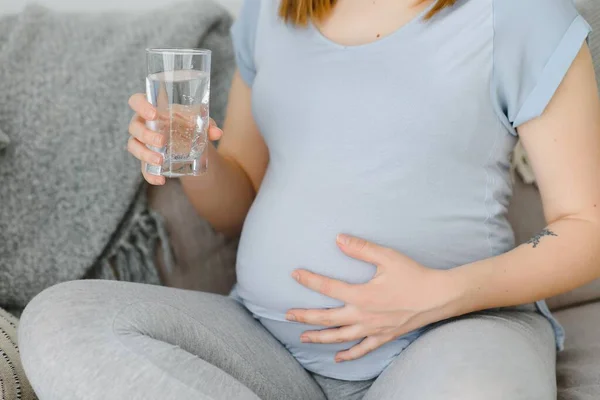 Mujer Embarazada Con Vaso Agua Sentada Sofá Joven Embarazada Rubia — Foto de Stock
