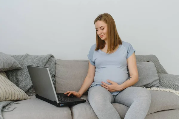 Vista Laterale Del Freelance Incinta Seduto Sul Divano Vicino Computer — Foto Stock