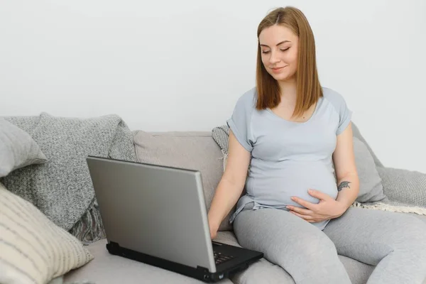 Vista Laterale Del Freelance Incinta Seduto Sul Divano Vicino Computer — Foto Stock